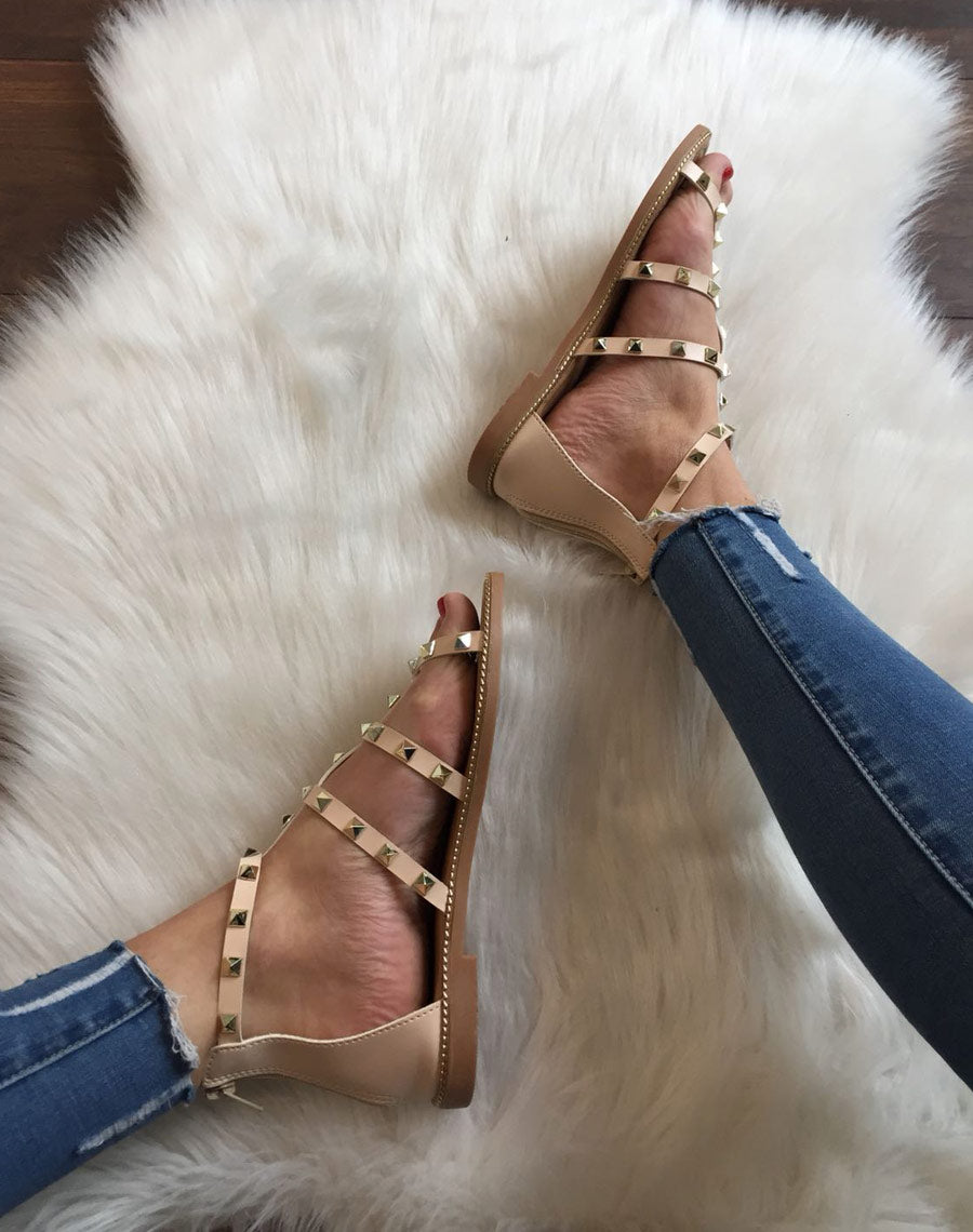 Nu-pieds beiges à brides cloutées