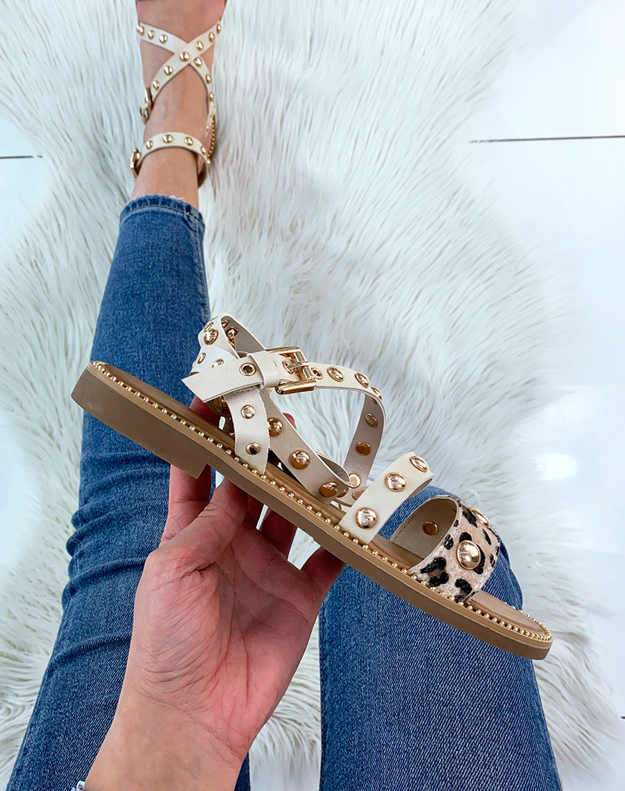 Nu-pieds beiges à clous et bride léopard