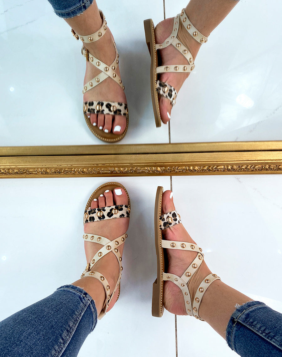 Nu-pieds beiges à clous et bride léopard