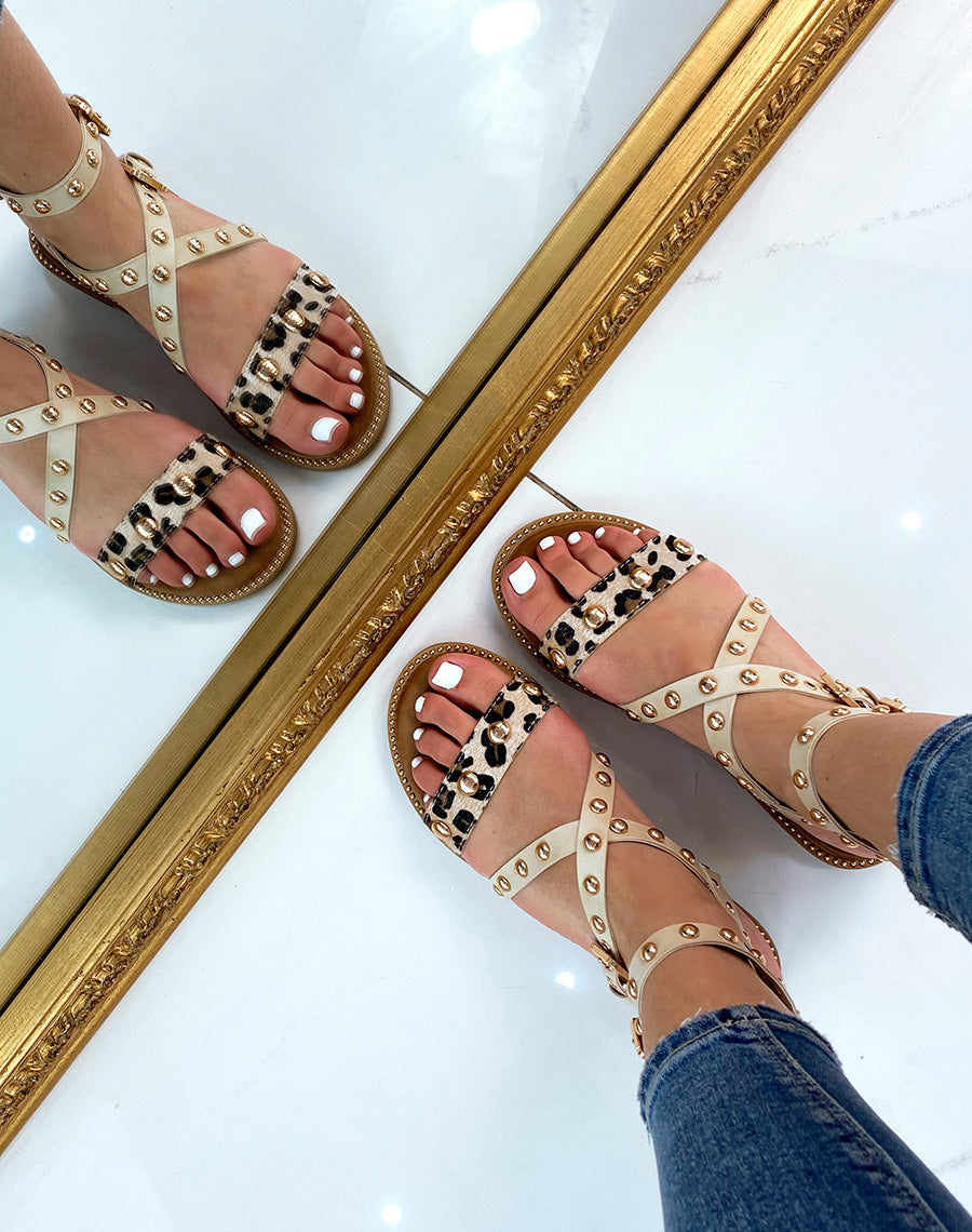 Nu-pieds beiges à clous et bride léopard