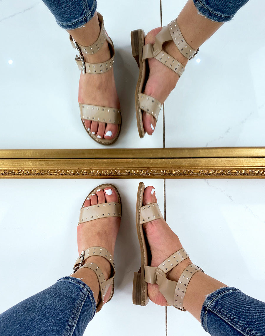 Nu-pieds beiges à détails cloutés