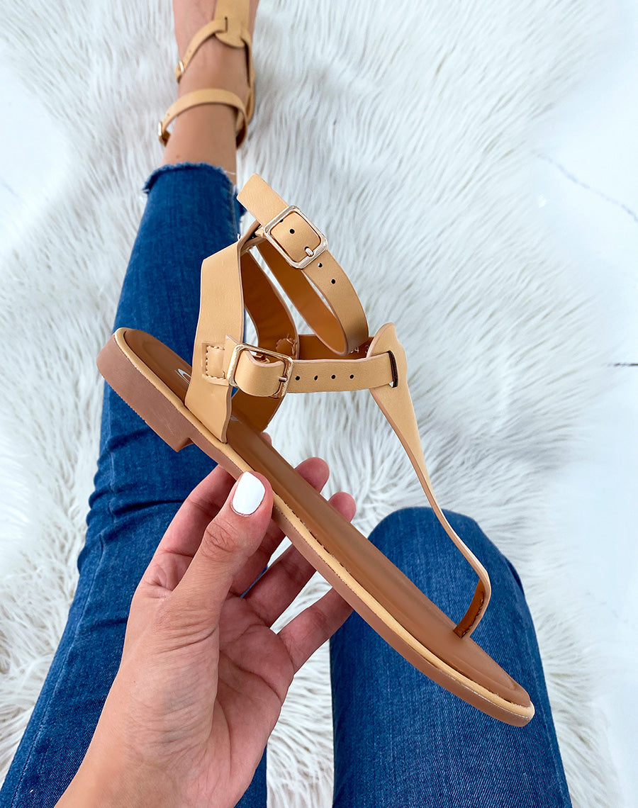 Nu-pieds beiges à double lanière et boucles dorées