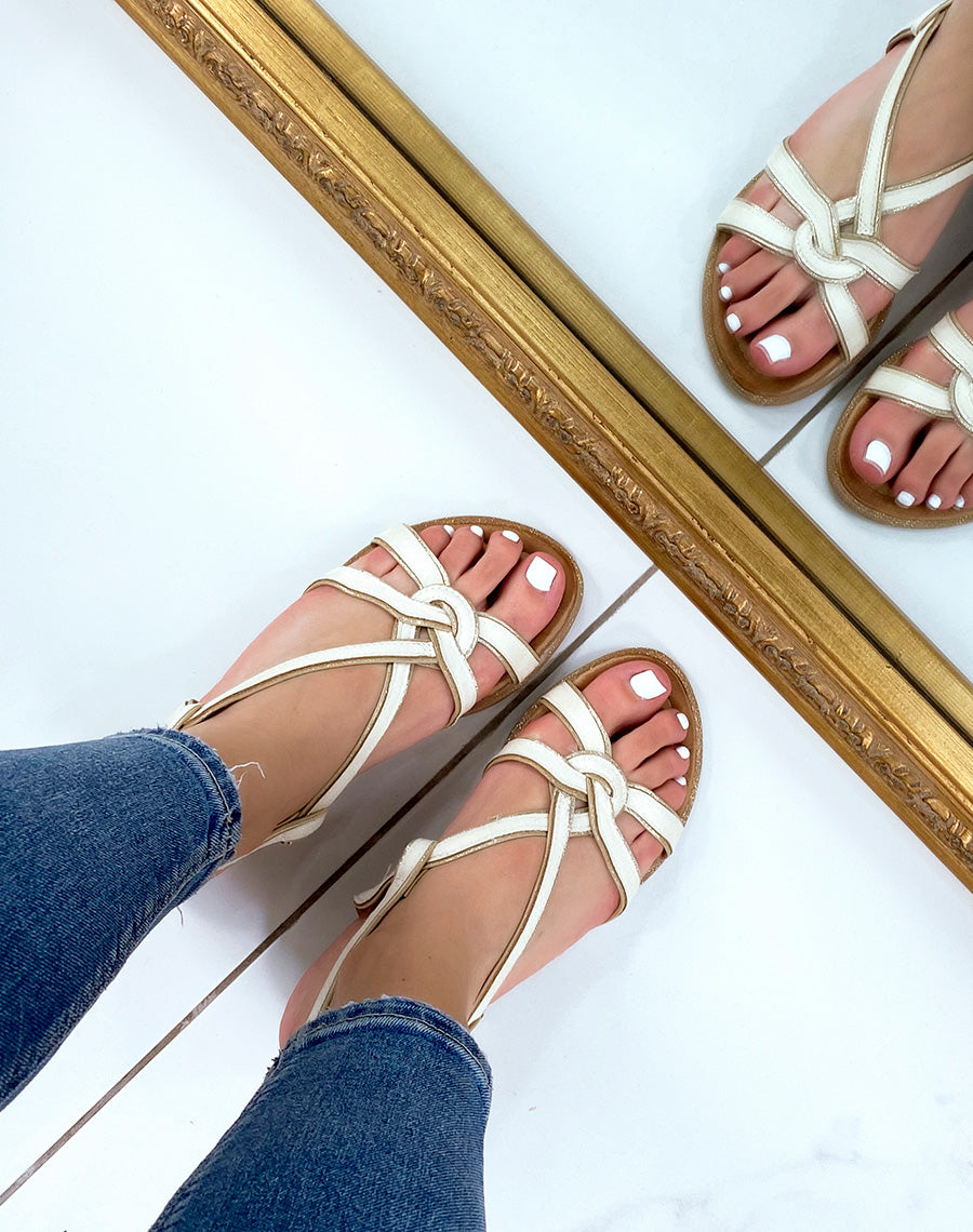 Nu-pieds beiges et lanières nouées dorées