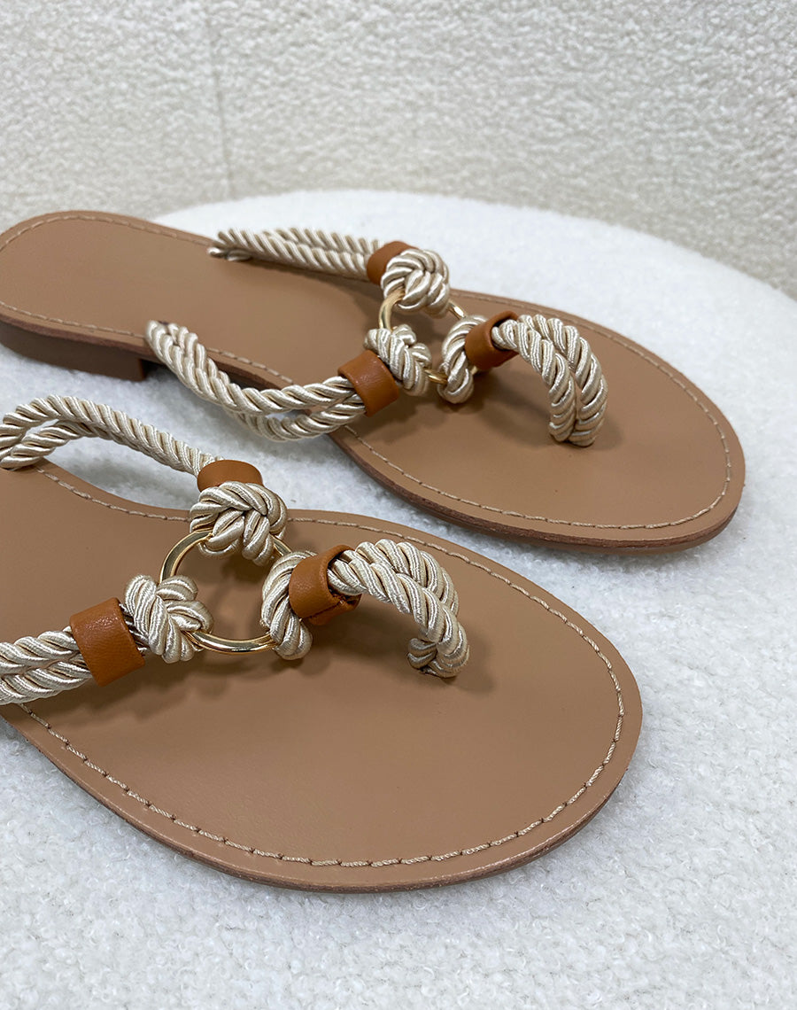 Nu-pieds beiges à lanières en corde tressée et anneau dorée