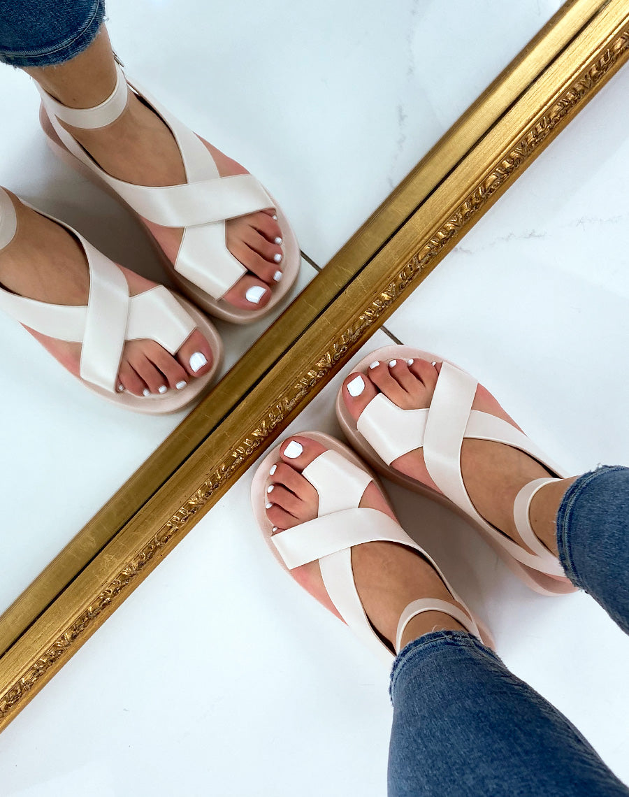 Nu-pieds beiges à larges lanières entrecroisées