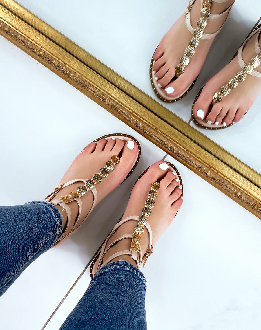 Nu-pieds beiges à multiples lanières et bijoux dorés