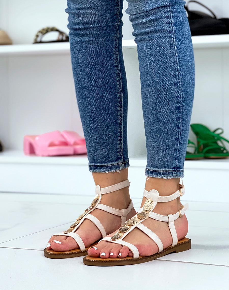Nu-pieds beiges à pièces dorés et multiples brides