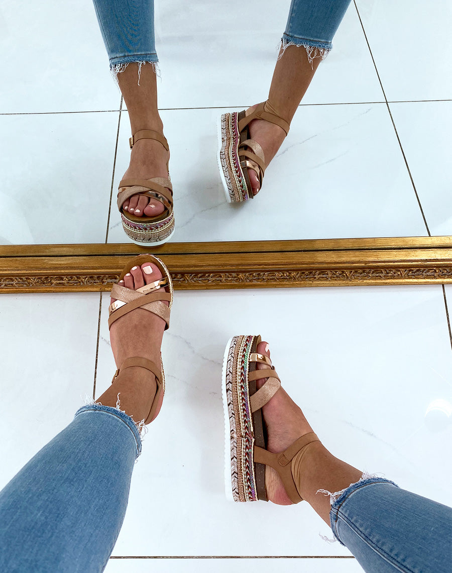 Nu-pieds beiges à semelles compensées fantaisies et multiples brides