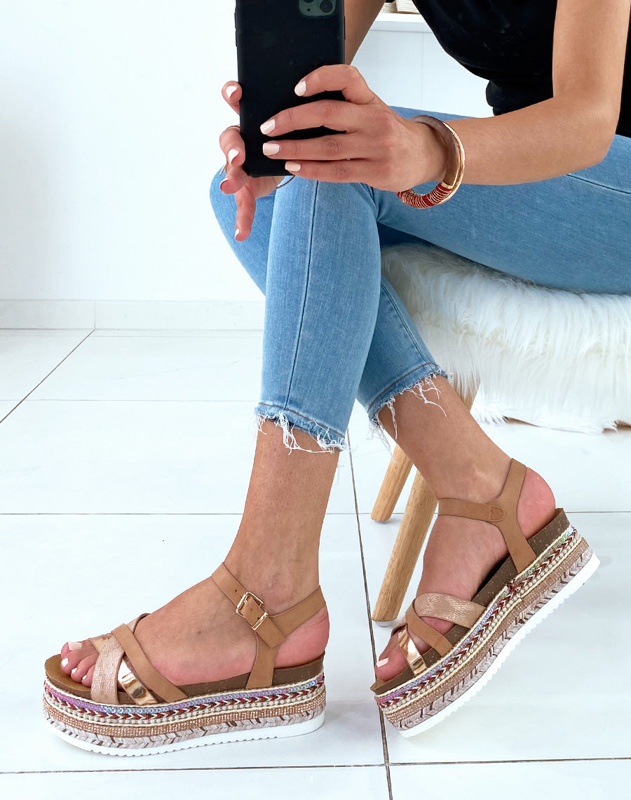 Nu-pieds beiges à semelles compensées fantaisies et multiples brides