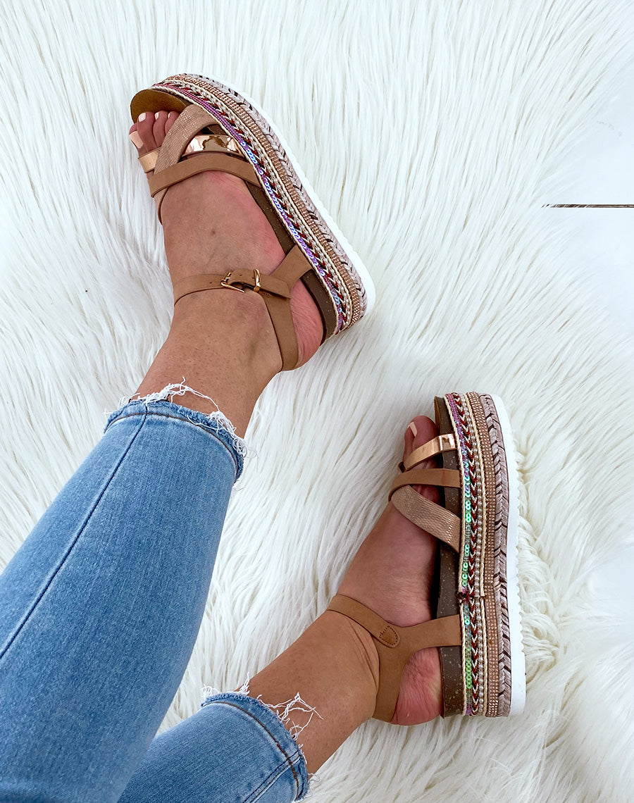 Nu-pieds beiges à semelles compensées fantaisies et multiples brides
