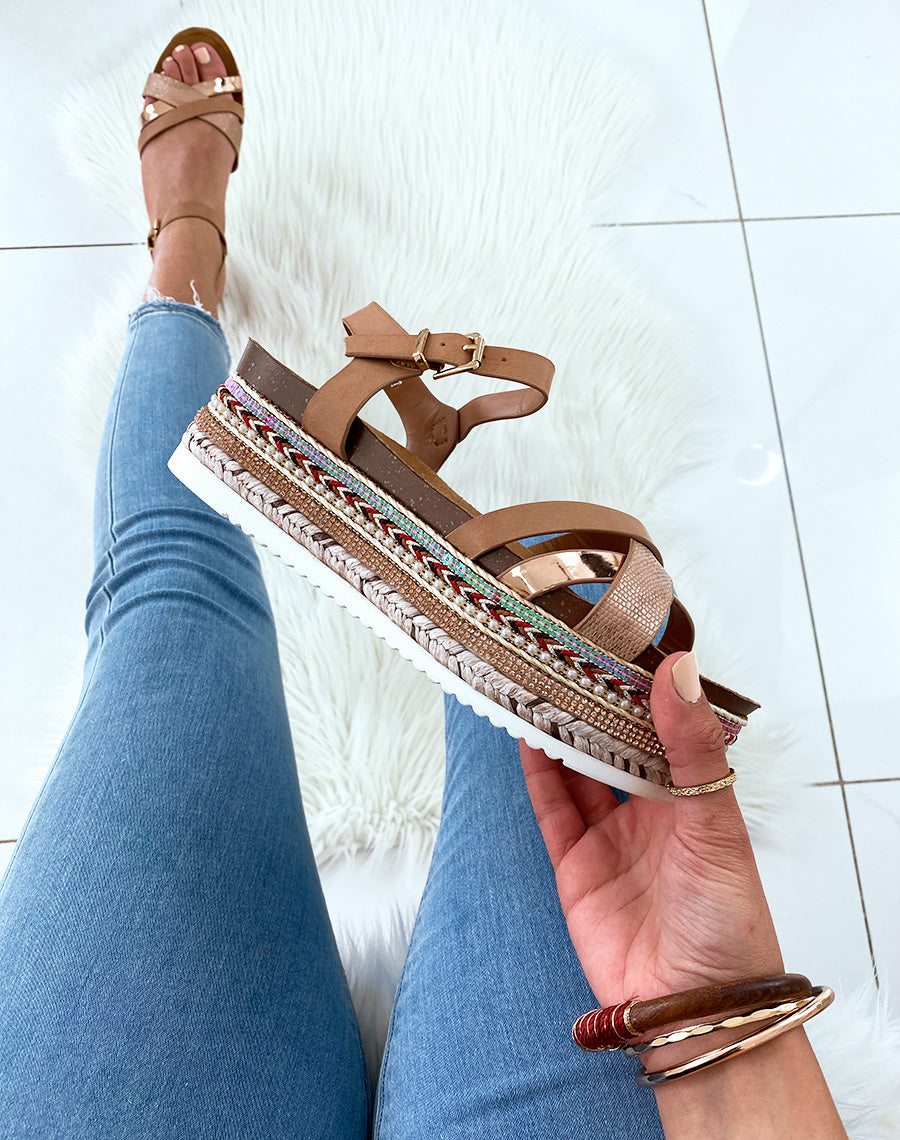 Nu-pieds beiges à semelles compensées fantaisies et multiples brides