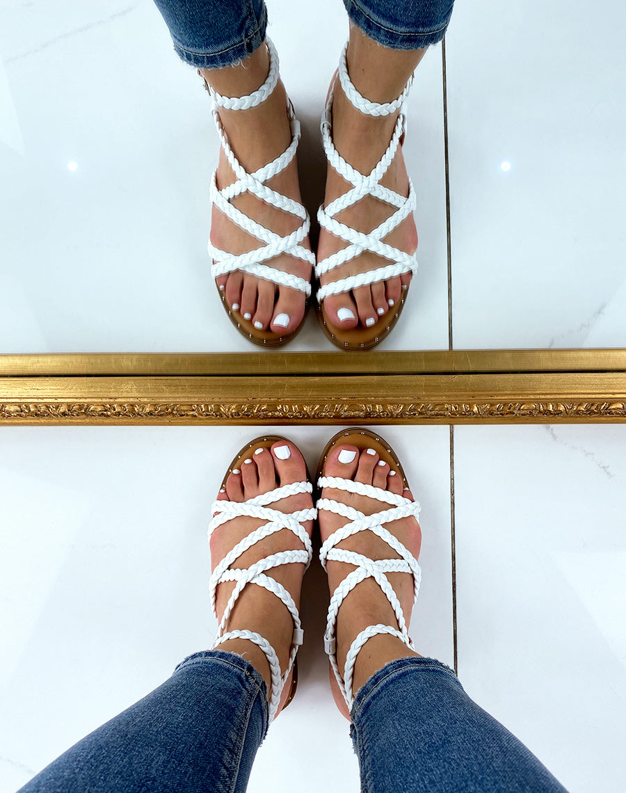 Nu-pieds blanc avec multiples brides tressées