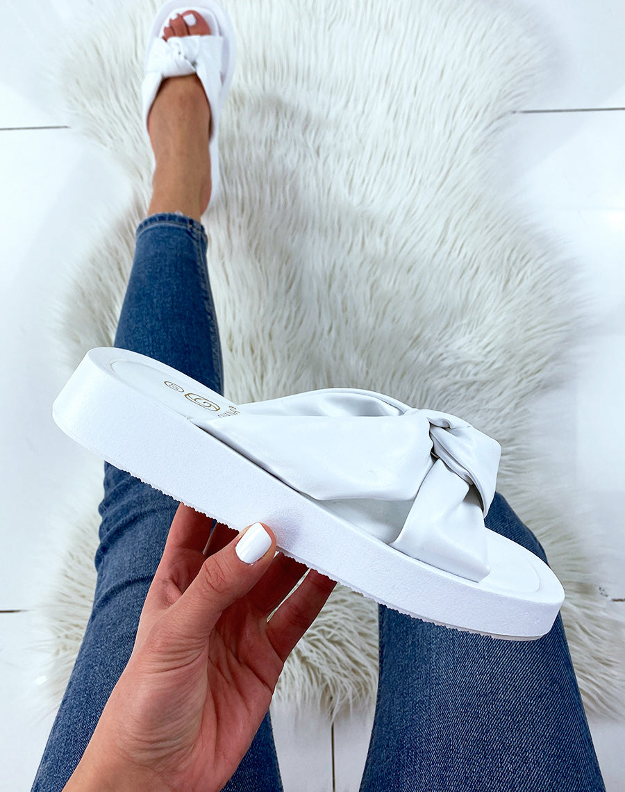 Nu-pieds blancs à brides larges rembourrées