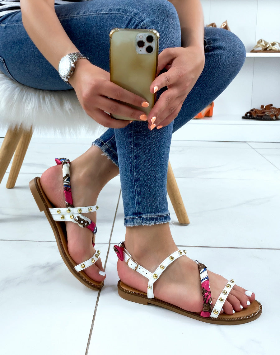 Nu-pieds blancs à clous dorés et à foulard