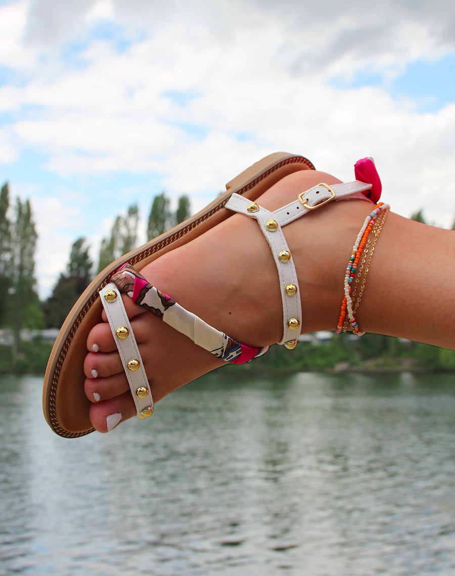 Nu-pieds blancs à clous dorés et à foulard