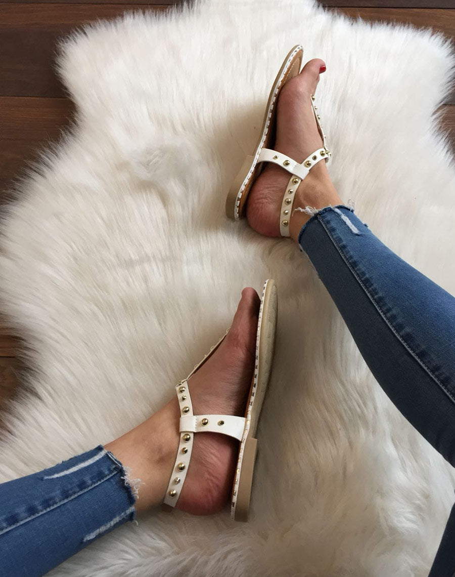 Nu pieds blancs cloutés or