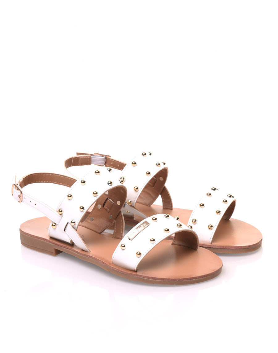 Nu-pieds blancs cloutés or