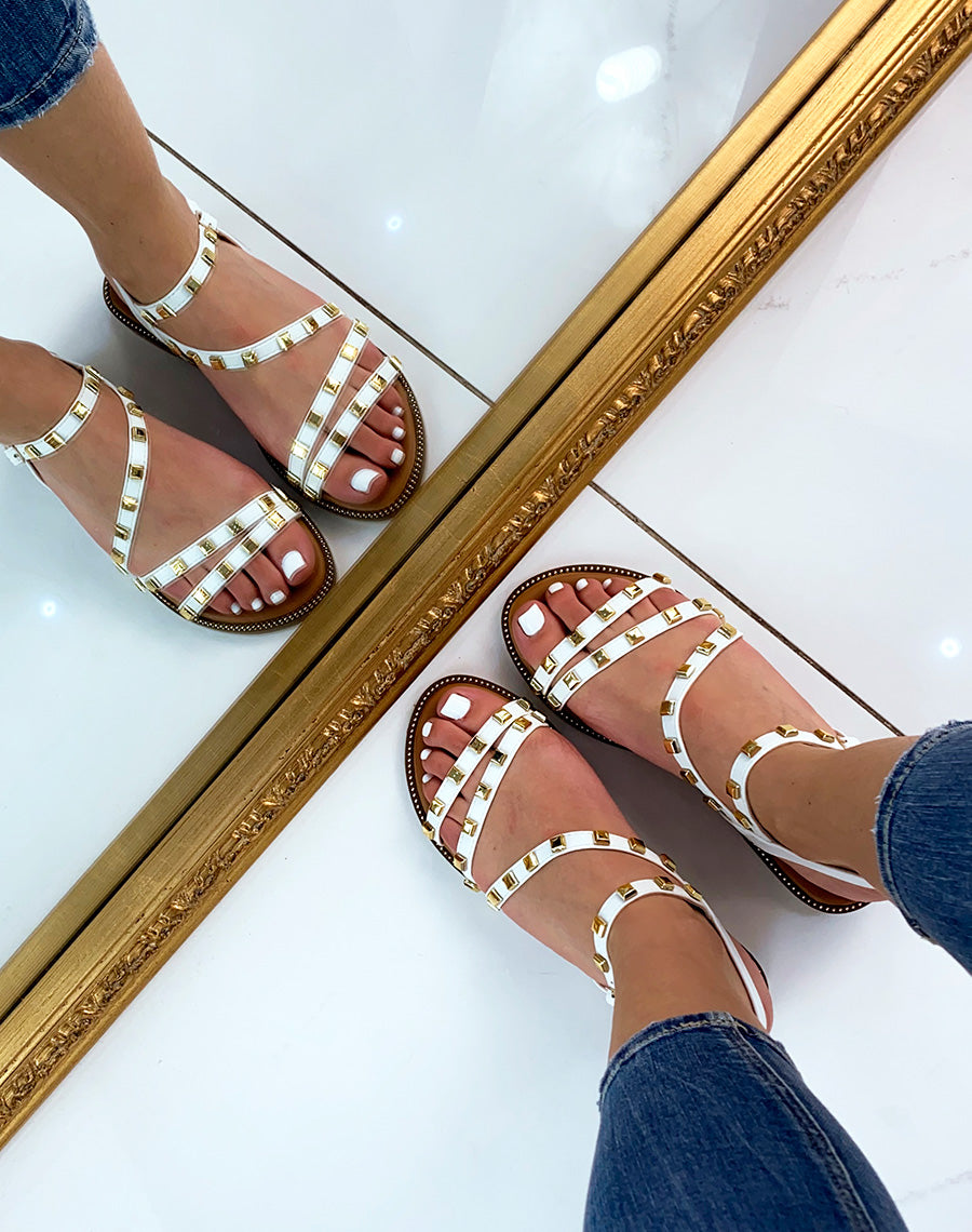 Nu-pieds blancs à multiples brides cloutées