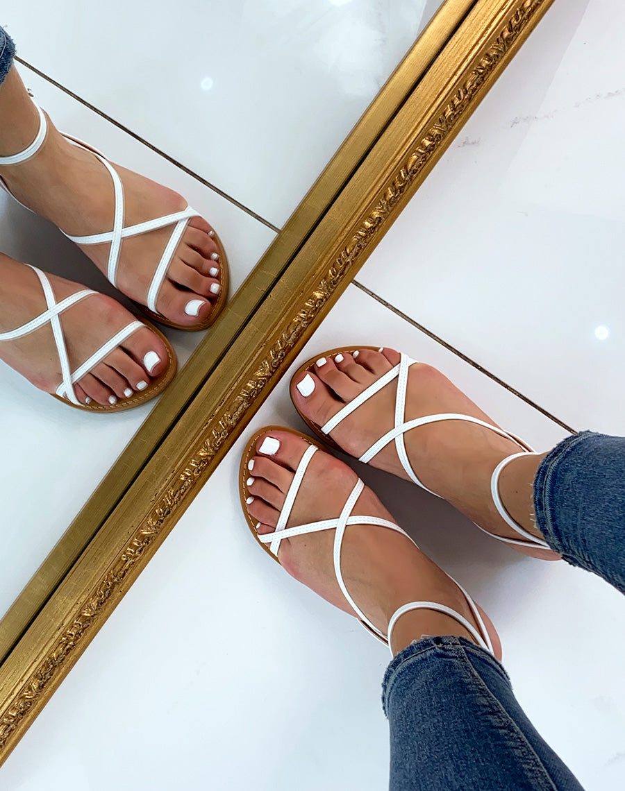 Nu-pieds blancs à multiples lanières fines