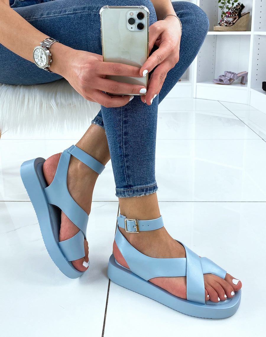 Nu-pieds bleu clair à larges lanières entrecroisées