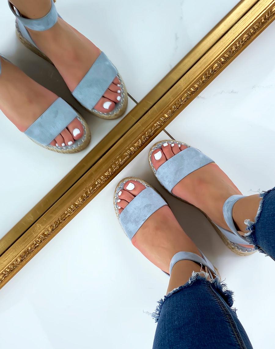 Nu-pieds bleu pastel en suédine à plateforme