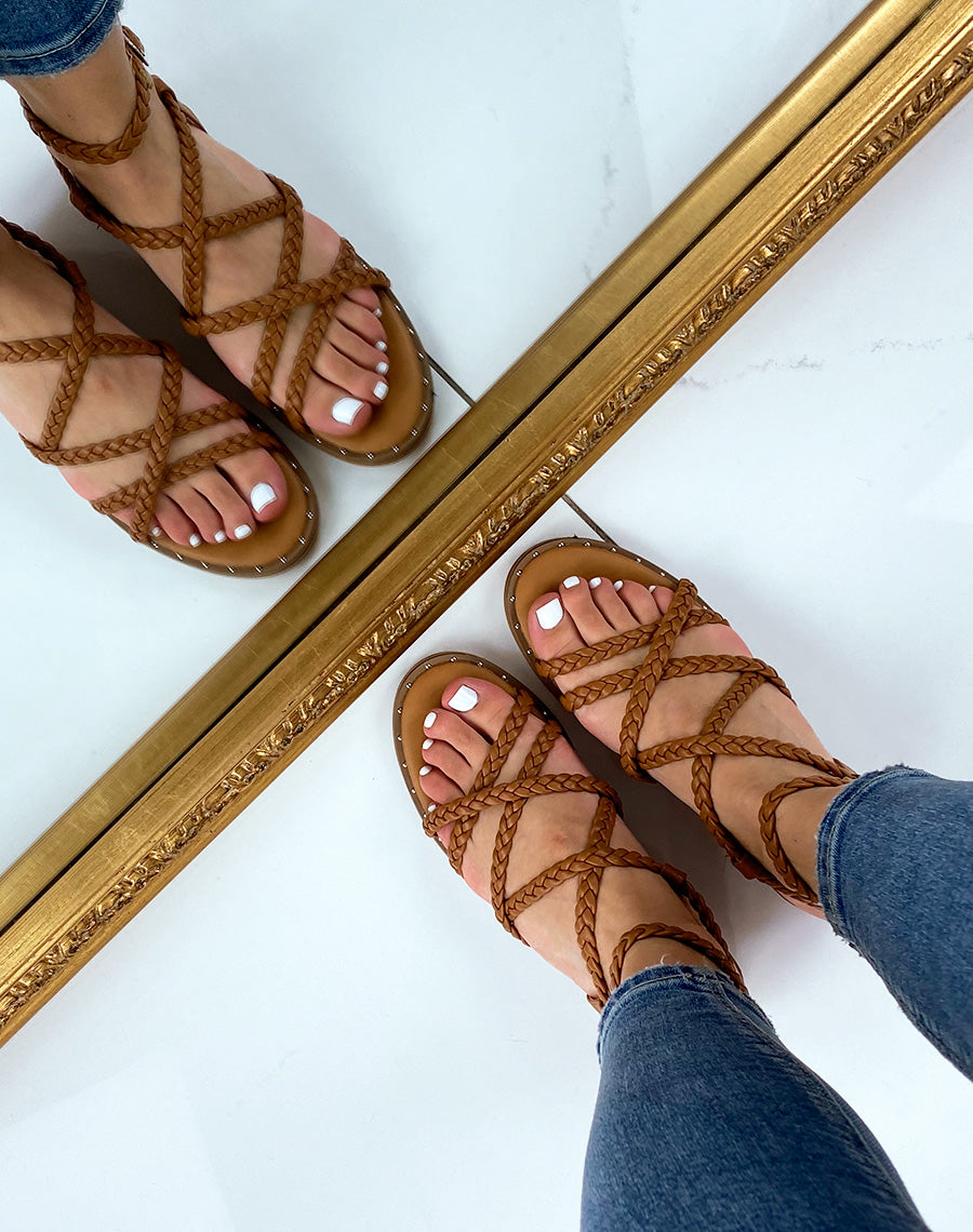 Nu-pieds camel avec multiples brides tressées