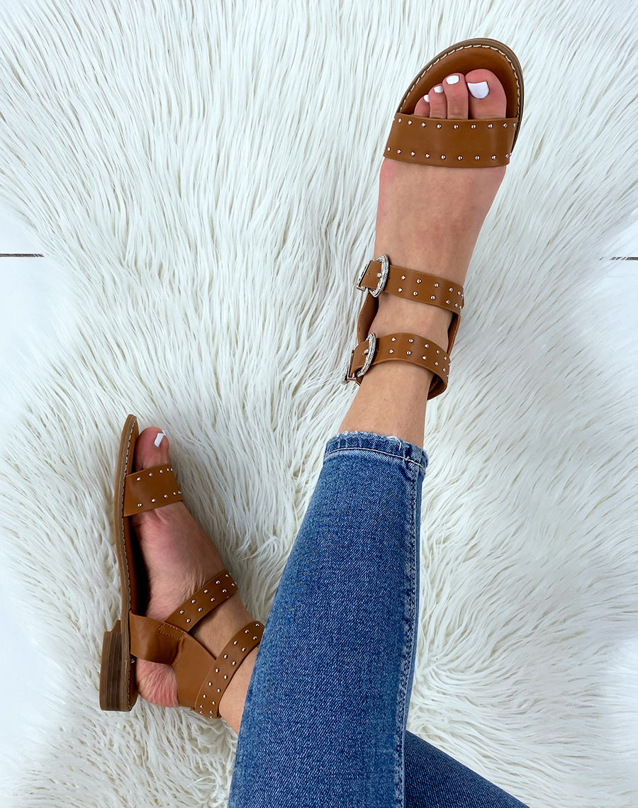 Nu-pieds camel à détails cloutés