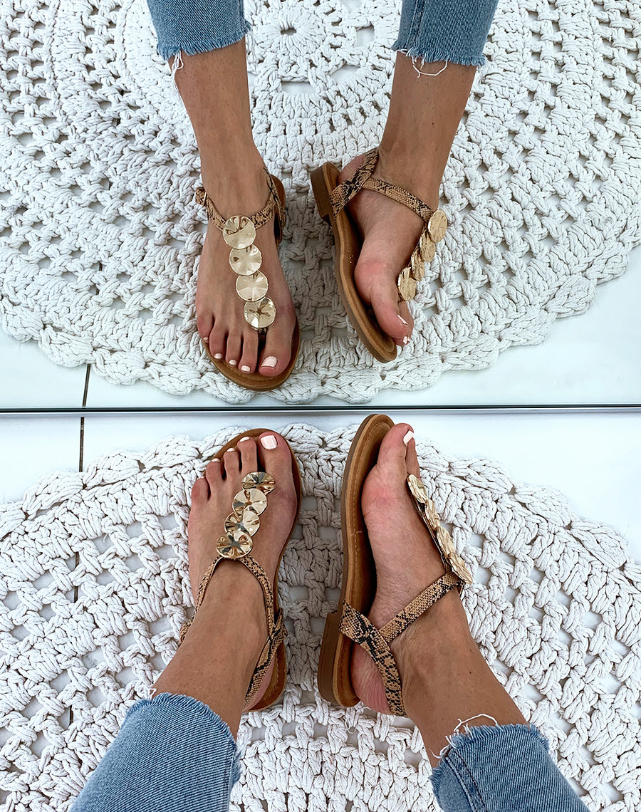Nu-pieds camel effet peau de serpent à bijoux dorée
