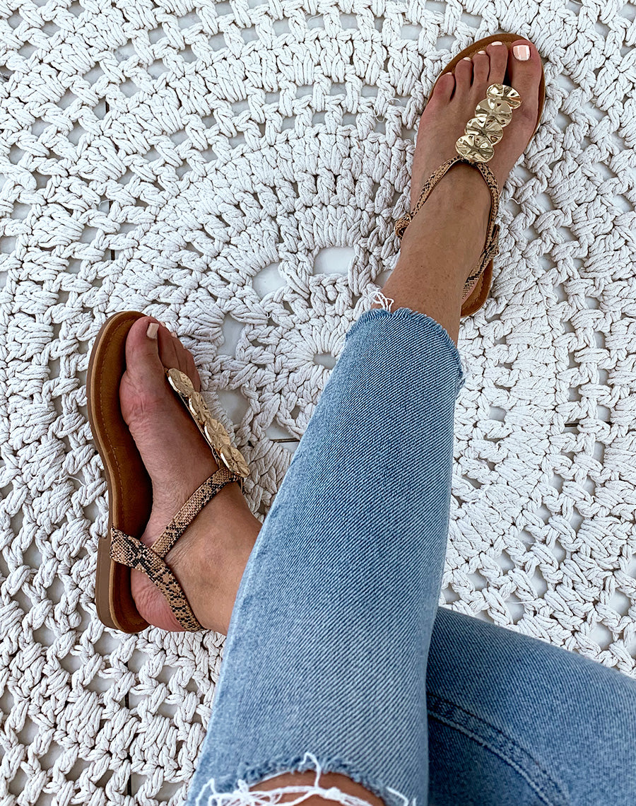 Nu-pieds camel effet peau de serpent à bijoux dorée