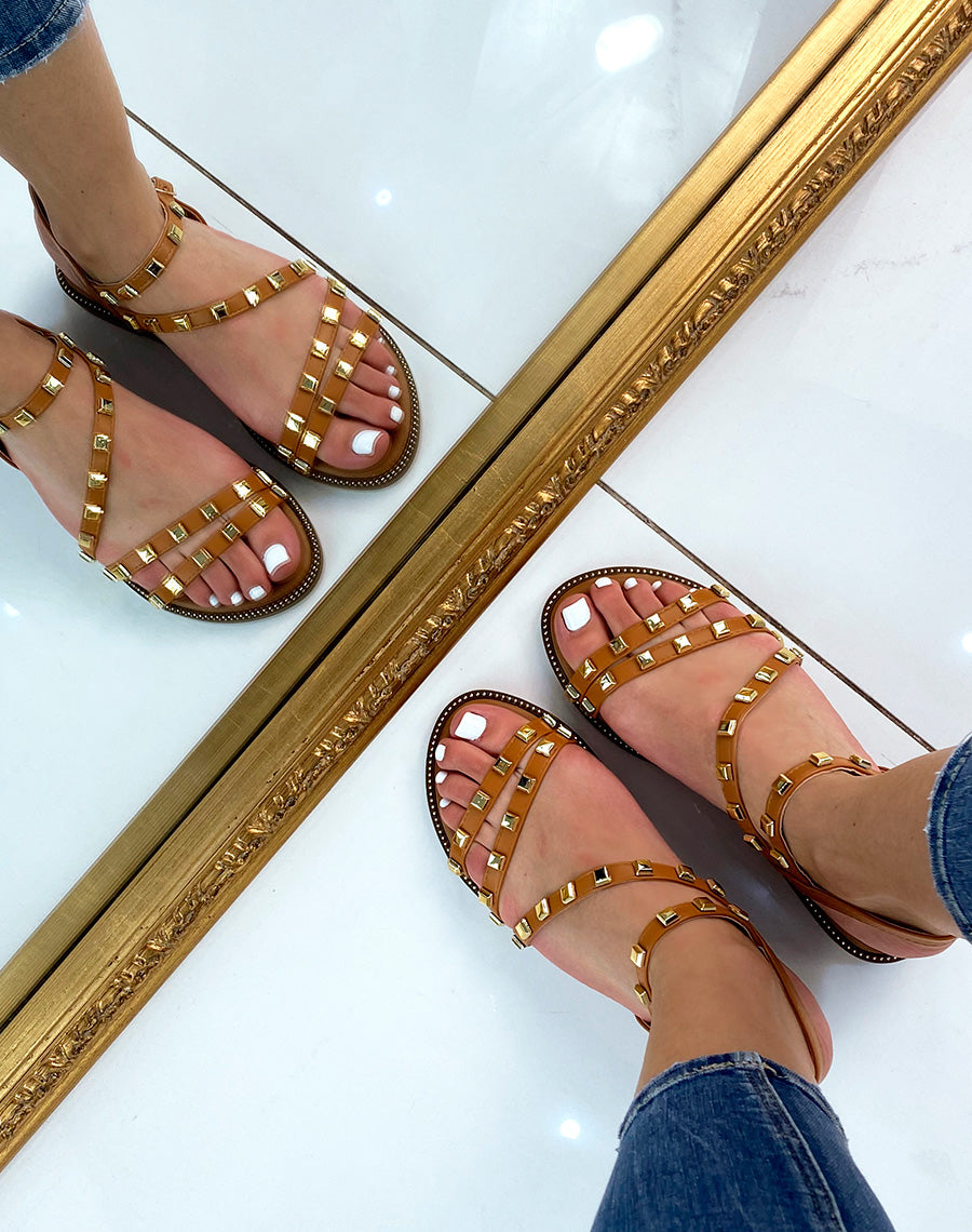 Nu-pieds camel à multiples brides cloutées