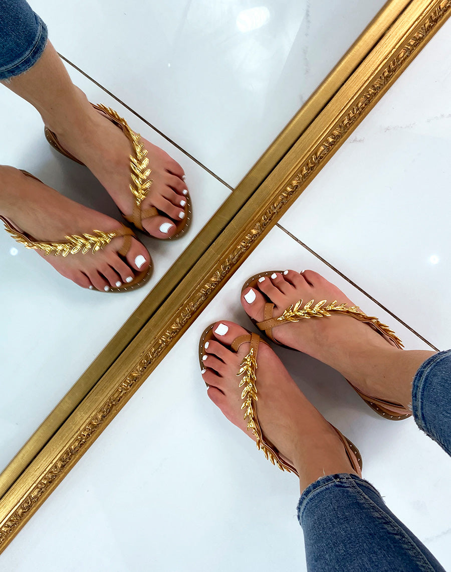 Nu-pieds camel ornés d’un bijou doré en forme de laurier