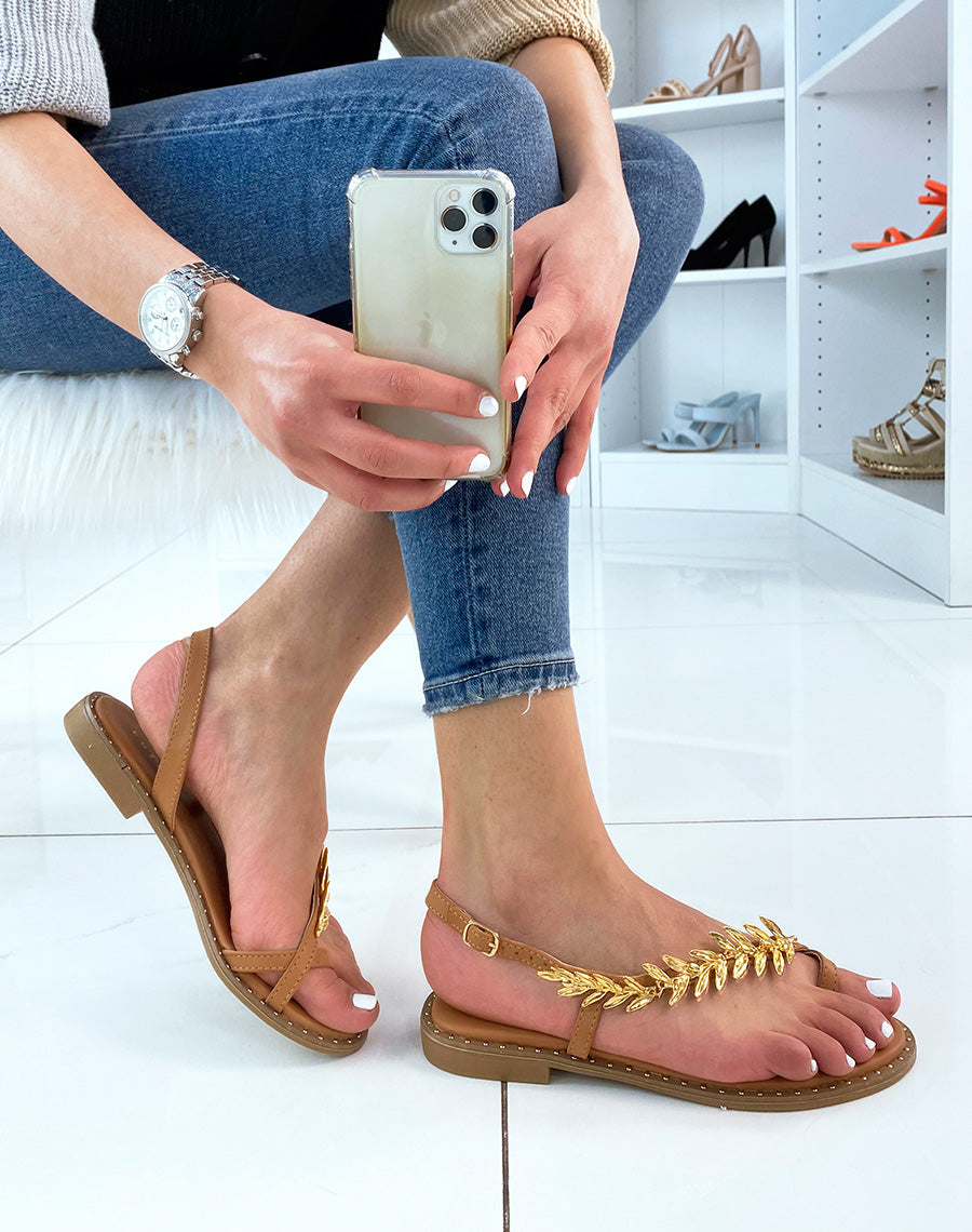 Nu-pieds camel ornés d’un bijou doré en forme de laurier