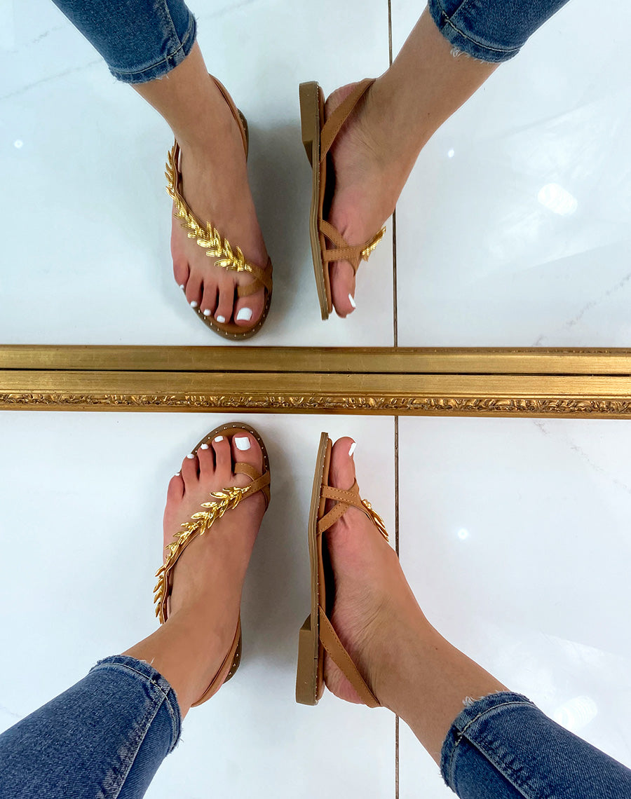 Nu-pieds camel ornés d’un bijou doré en forme de laurier