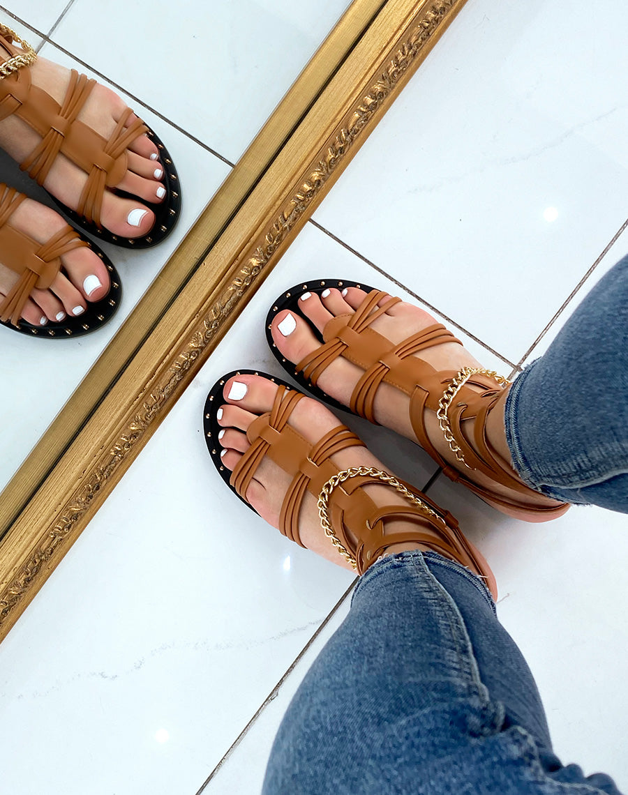 Nu-pieds camel style spartiate avec chaîne dorée