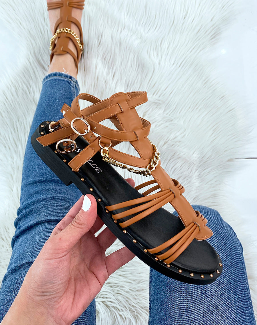 Nu-pieds camel style spartiate avec chaîne dorée