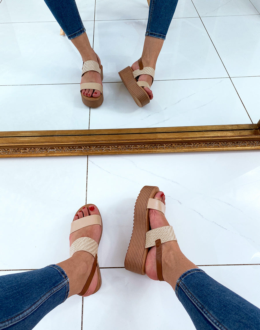Nu-pieds compensés beiges et camel