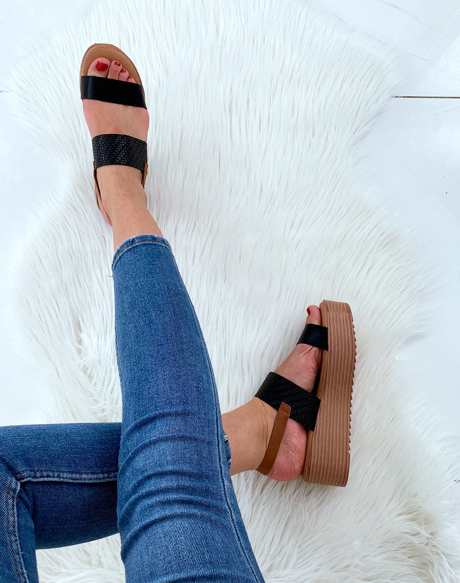 Nu-pieds compensés noirs et camel