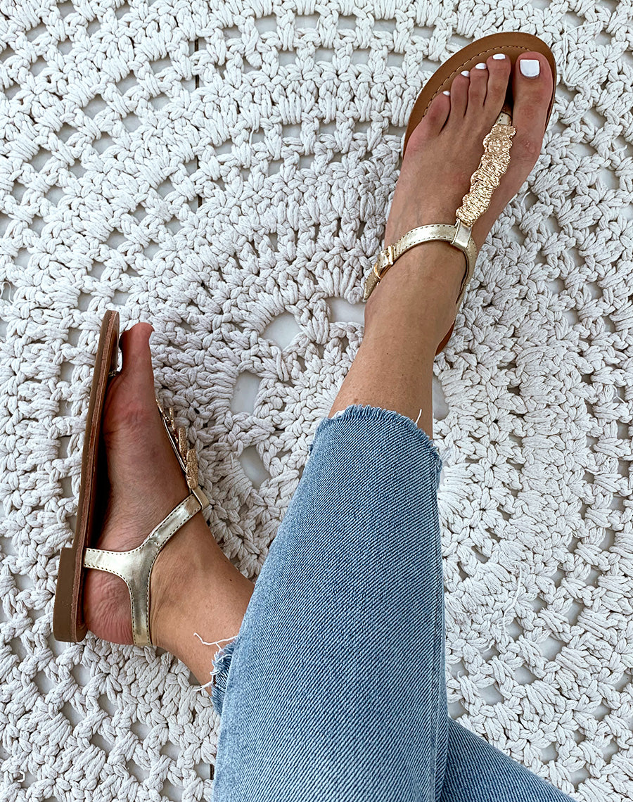 Nu-pieds dorées à bijoux dorés frappés