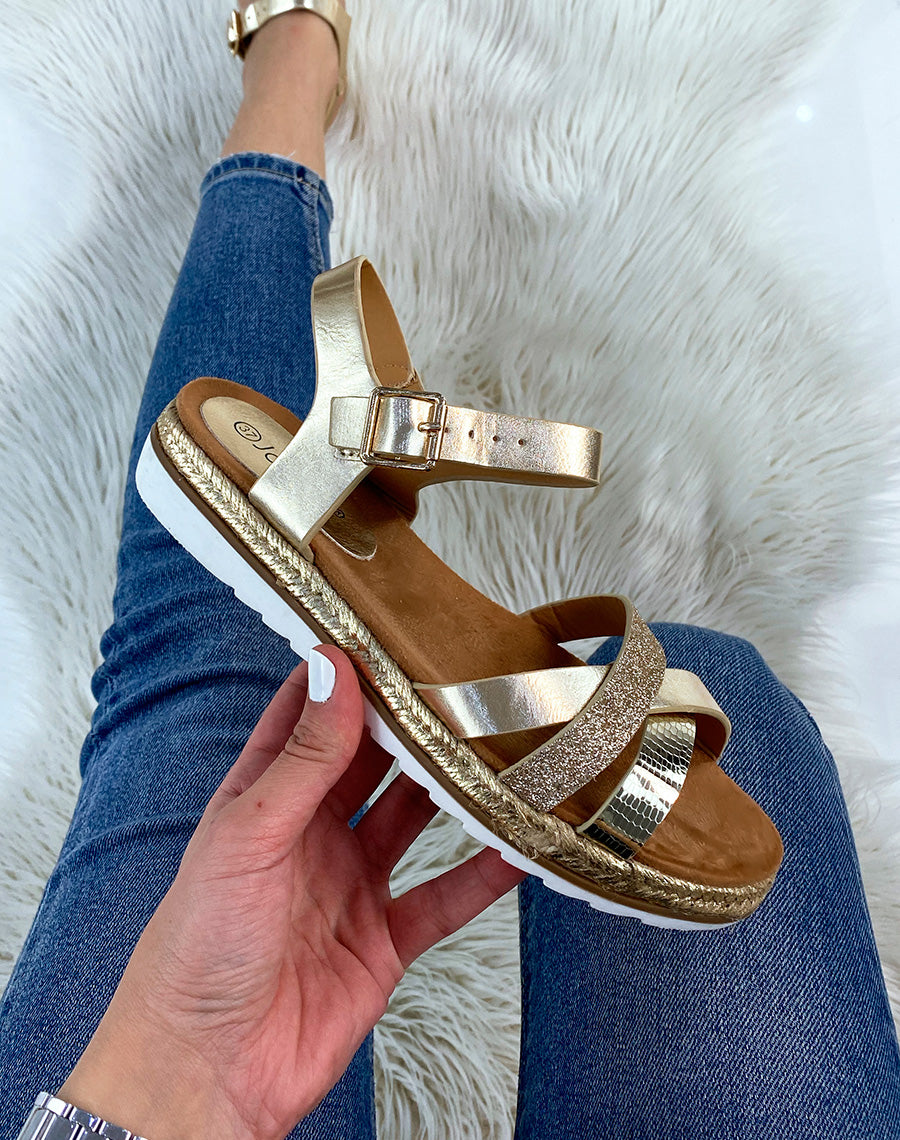 Nu-pieds dorés à brides entrecroisées