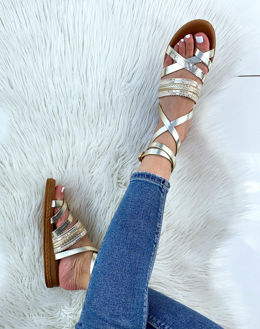 Nu-pieds dorés en cuir à multiples brides