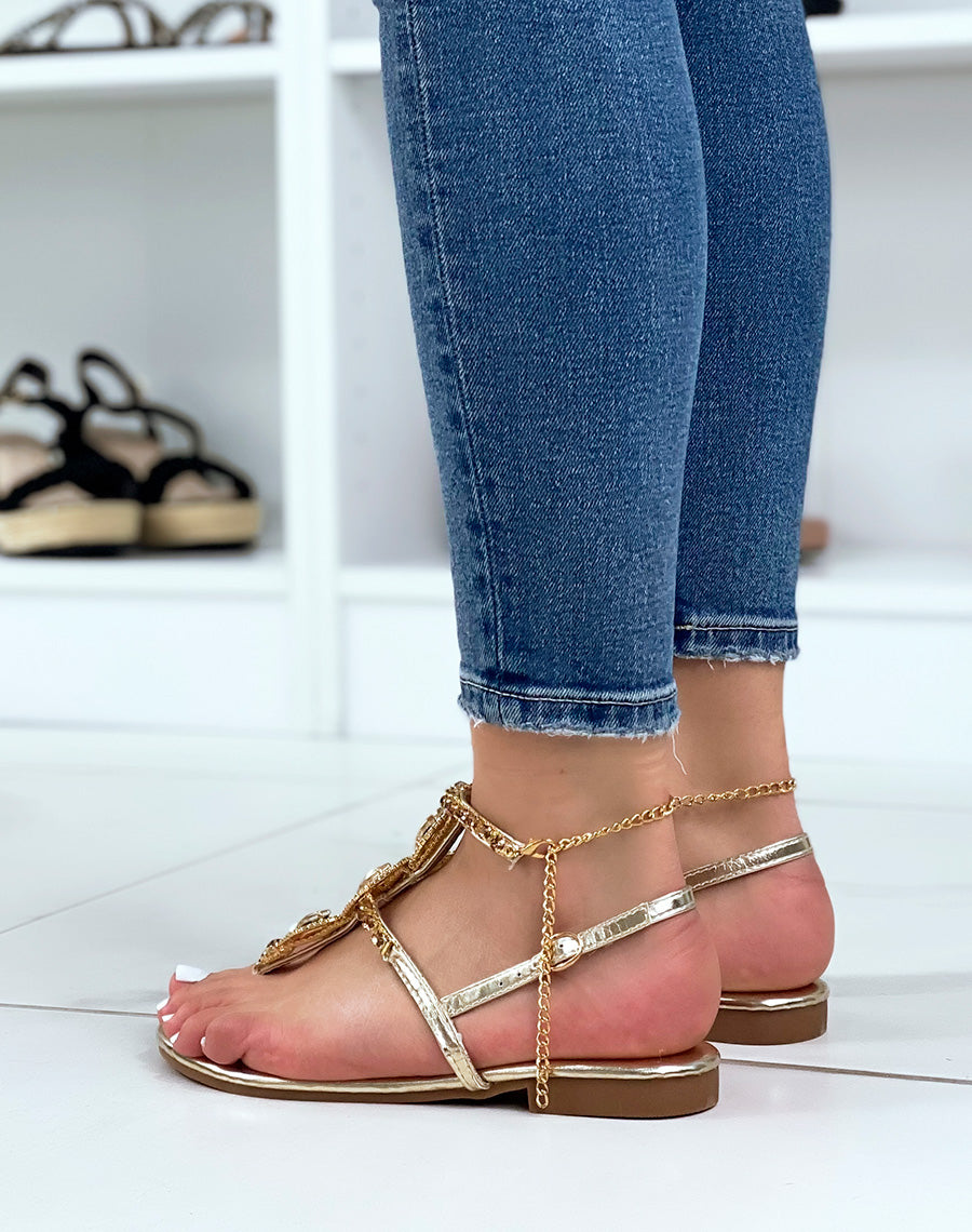 Nu-pieds dorés à lanières à multiples ornements dorés