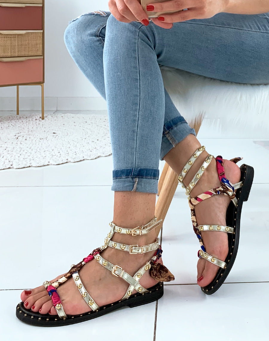 Nu-pieds dorés à lanières ornées de clous avec détails foulard