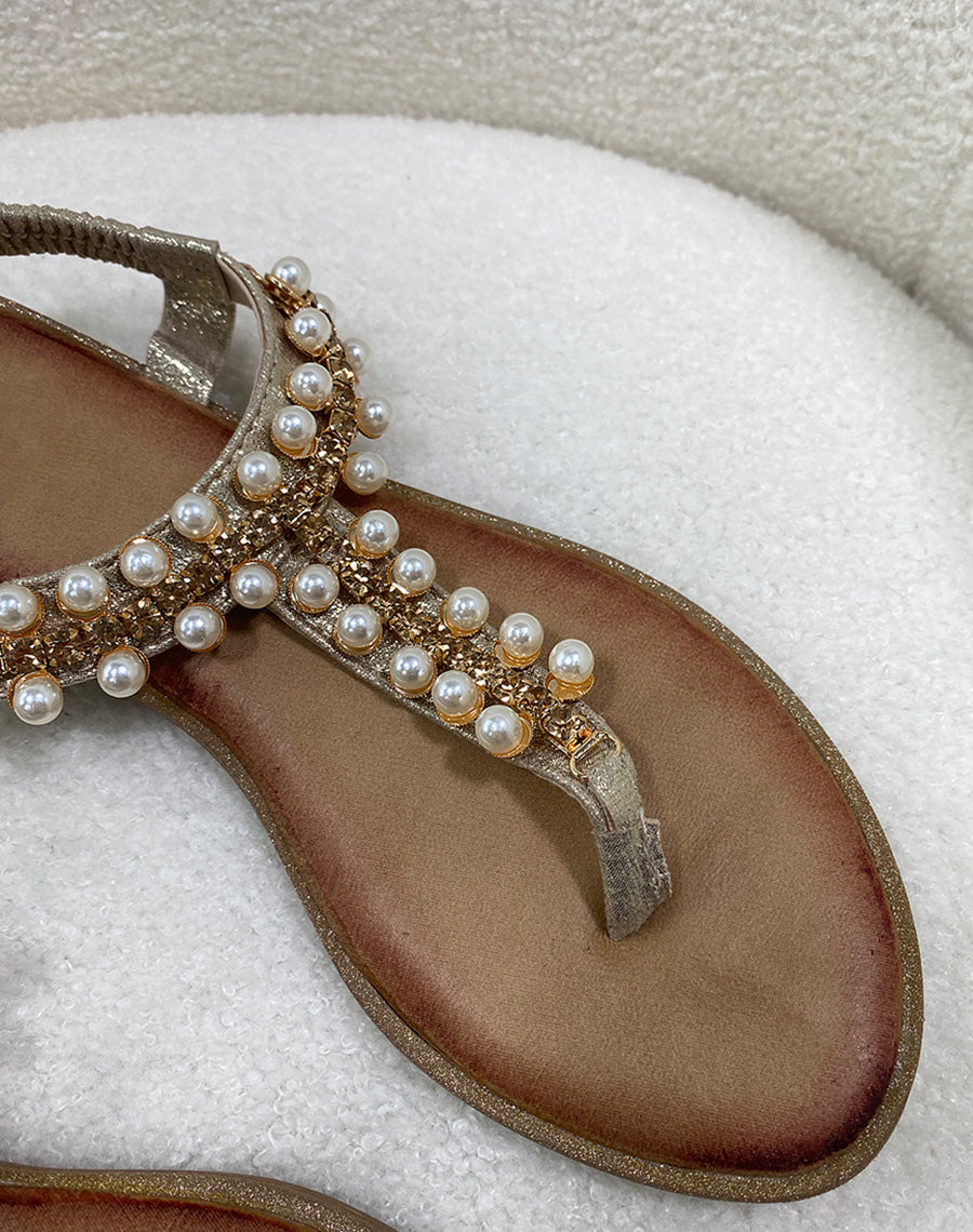 Nu-pieds dorés à perles blanches et strass dorés