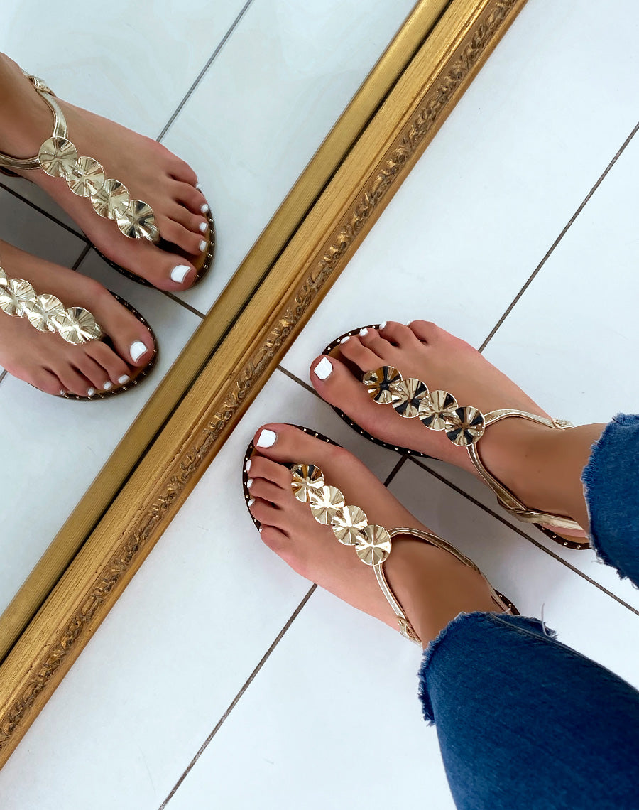 Nu-pieds dorés à quadruple bijoux dorés