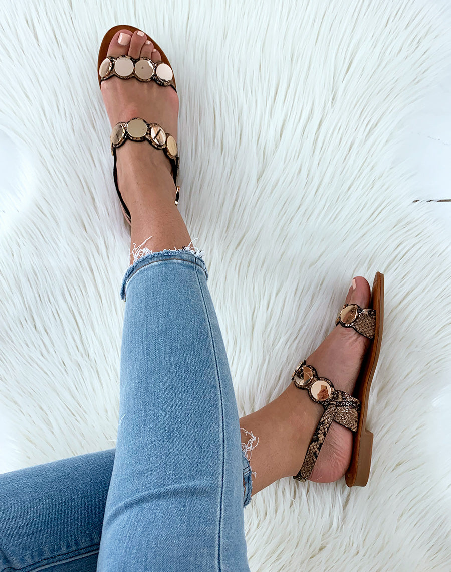 Nu-pieds effet python camel ornées de ronds dorés