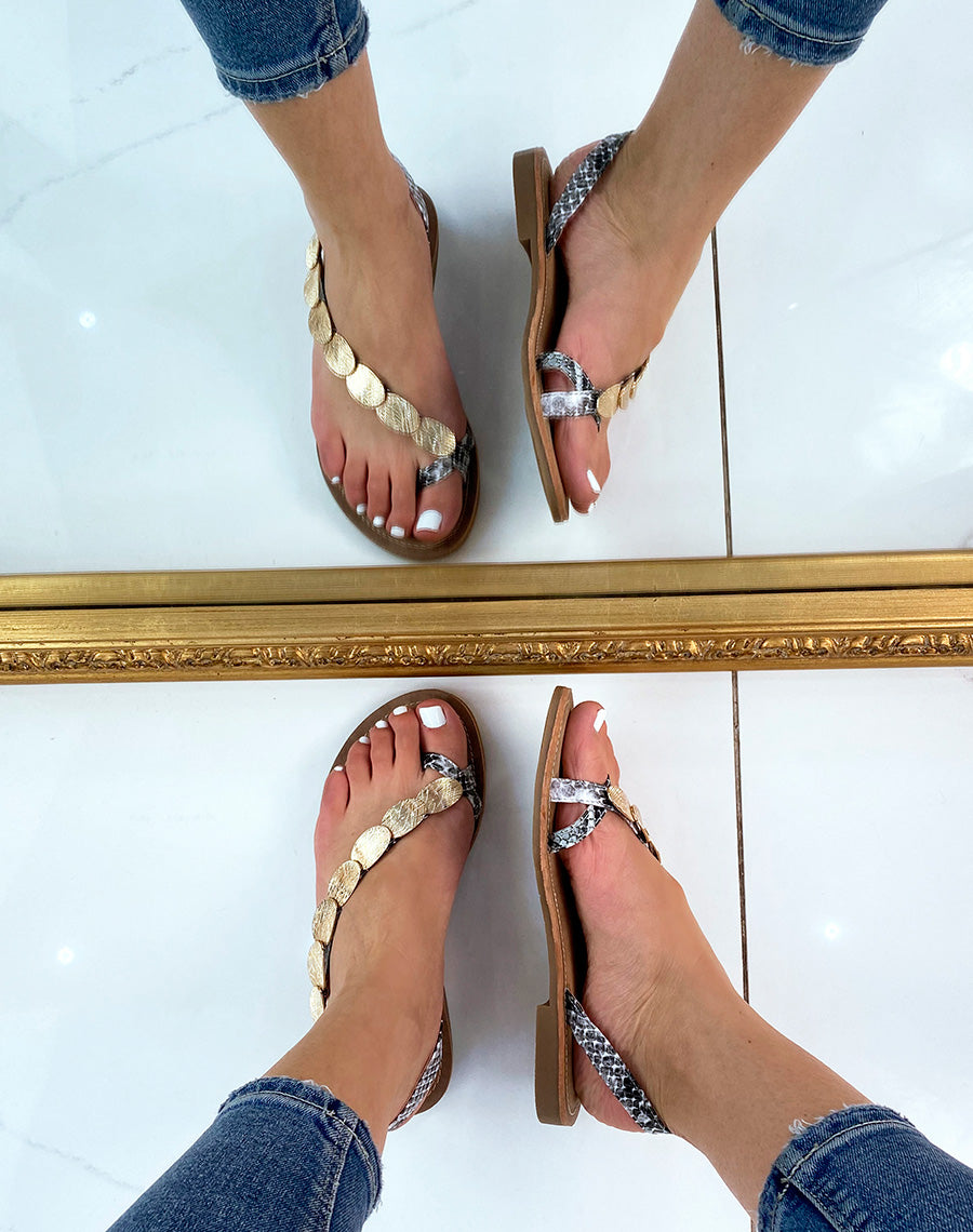 Nu-pieds effet snake ornés de bijoux dorés