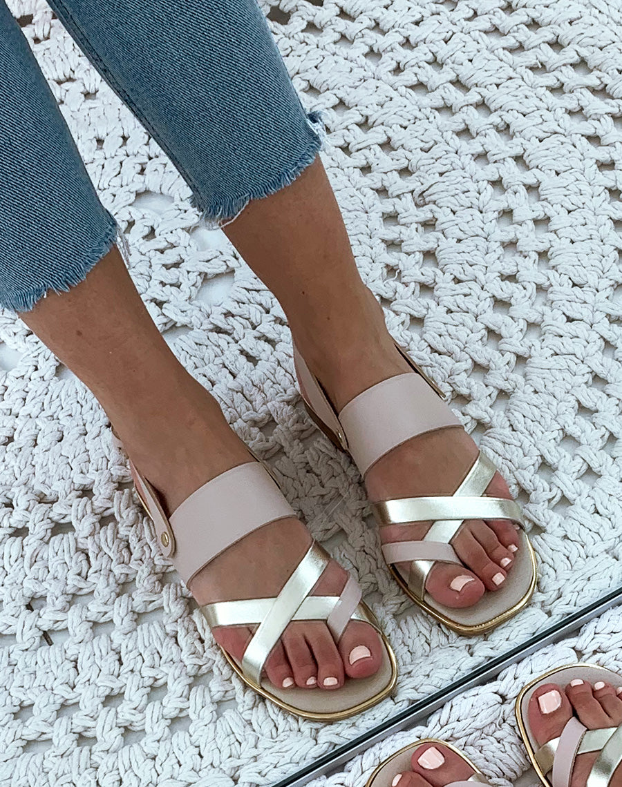 Nu-pieds en cuir beiges et dorés à multiples brides entrecroisées