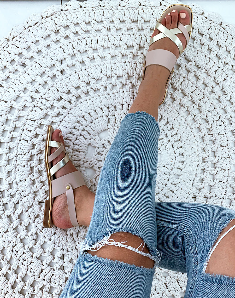 Nu-pieds en cuir beiges et dorés à multiples brides entrecroisées