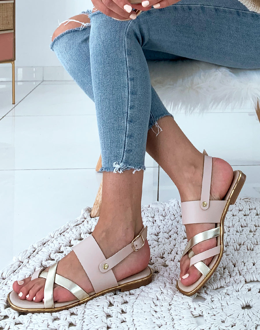 Nu-pieds en cuir beiges et dorés à multiples brides entrecroisées