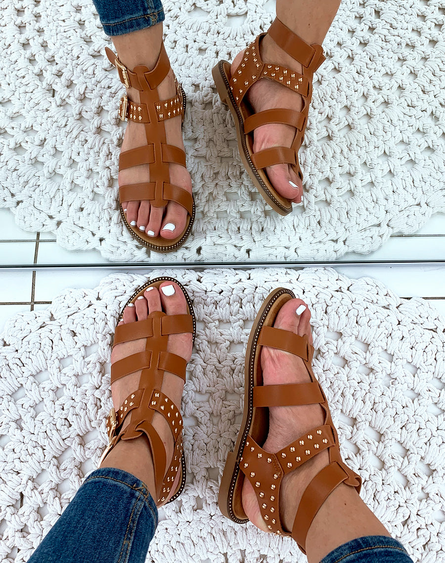 Nu-pieds en similicuir camel à multiples lanières et ornées de clous